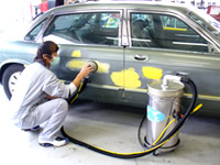 車の塗装剥離、研磨作業時に発生する粉塵の処理水に混ぜて使用