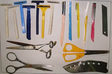 カミソリ、カッターの刃、ハサミ、包丁の刃など刃物類
